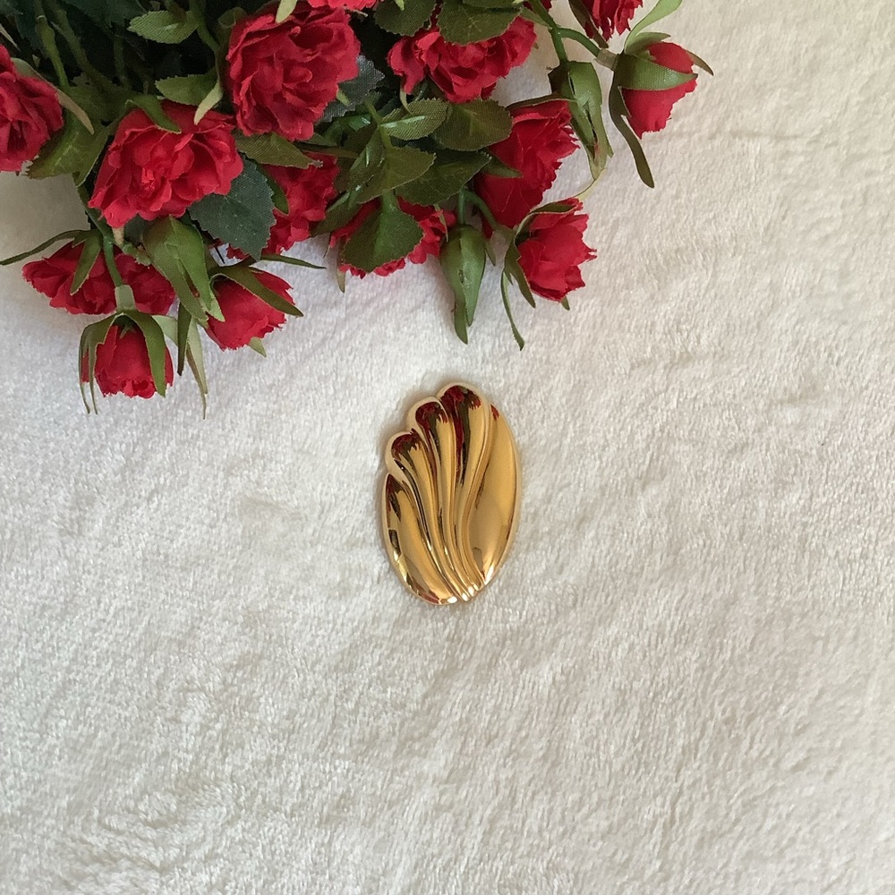 Monet Gold Shell Brooch / Pin - Picture 5 of 8